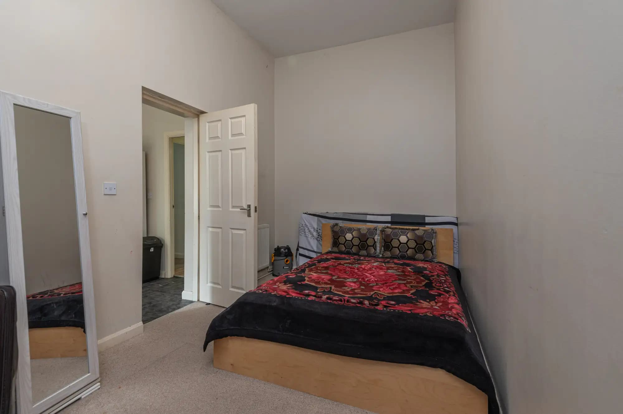 property photo 4 of 10