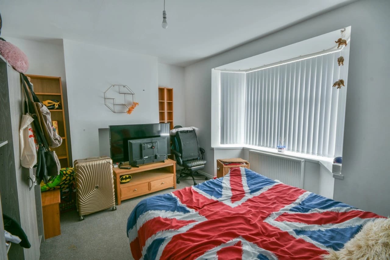 property photo 11 of 18
