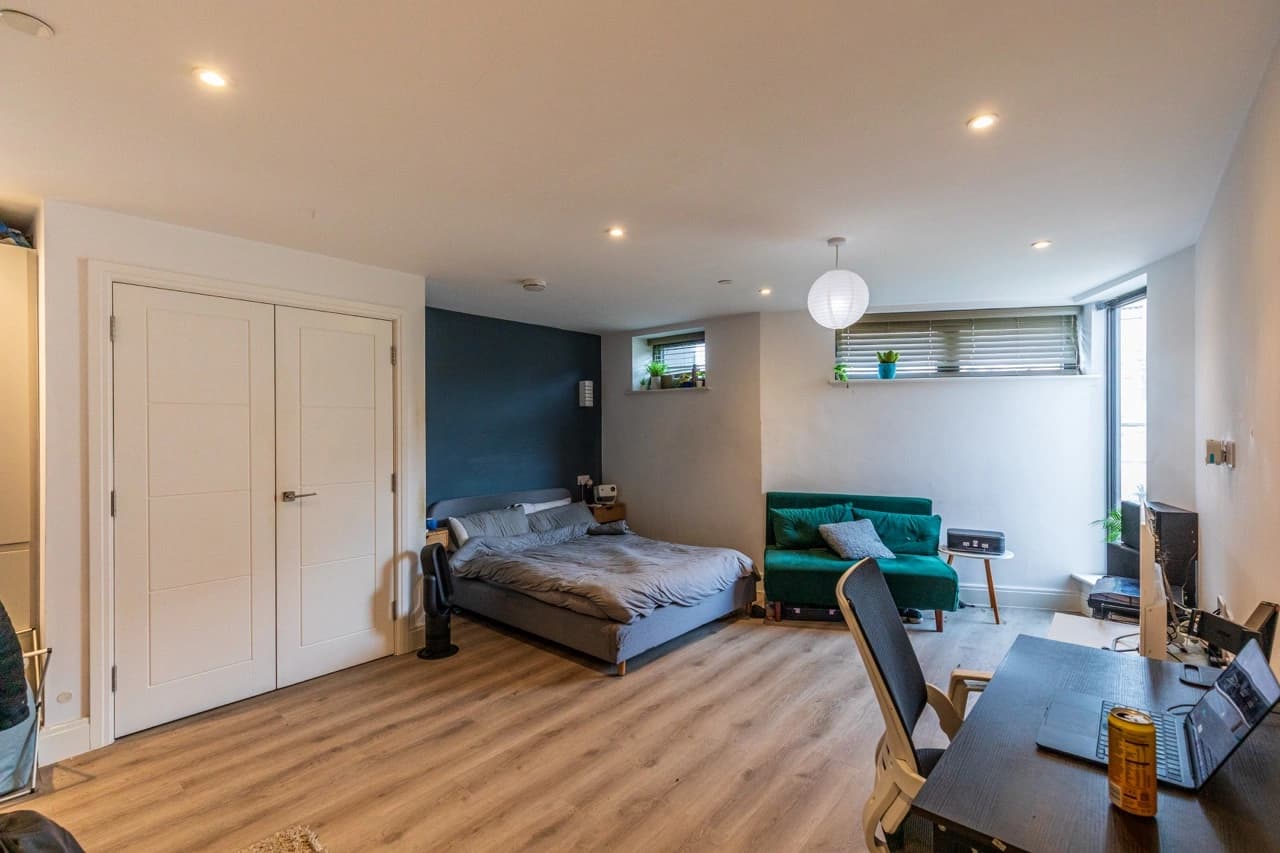 property photo 7 of 16