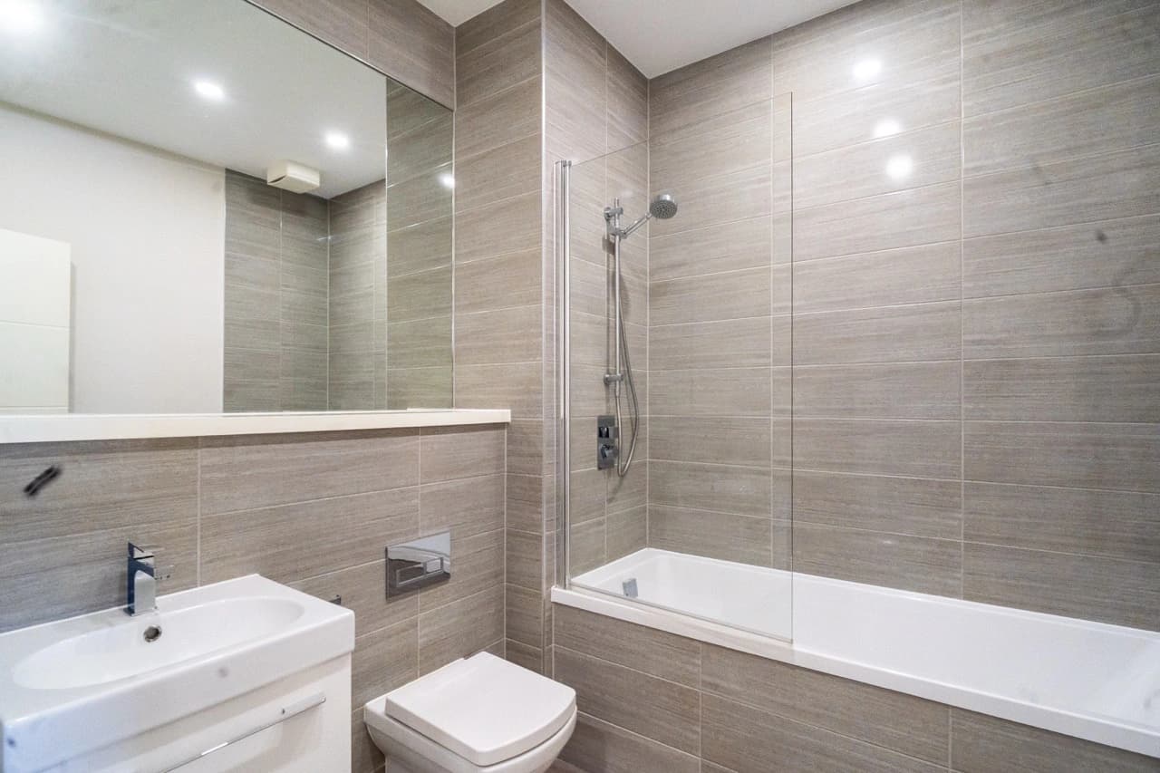 property photo 5 of 16