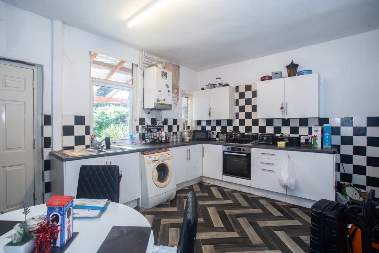 property photo 5 of 18