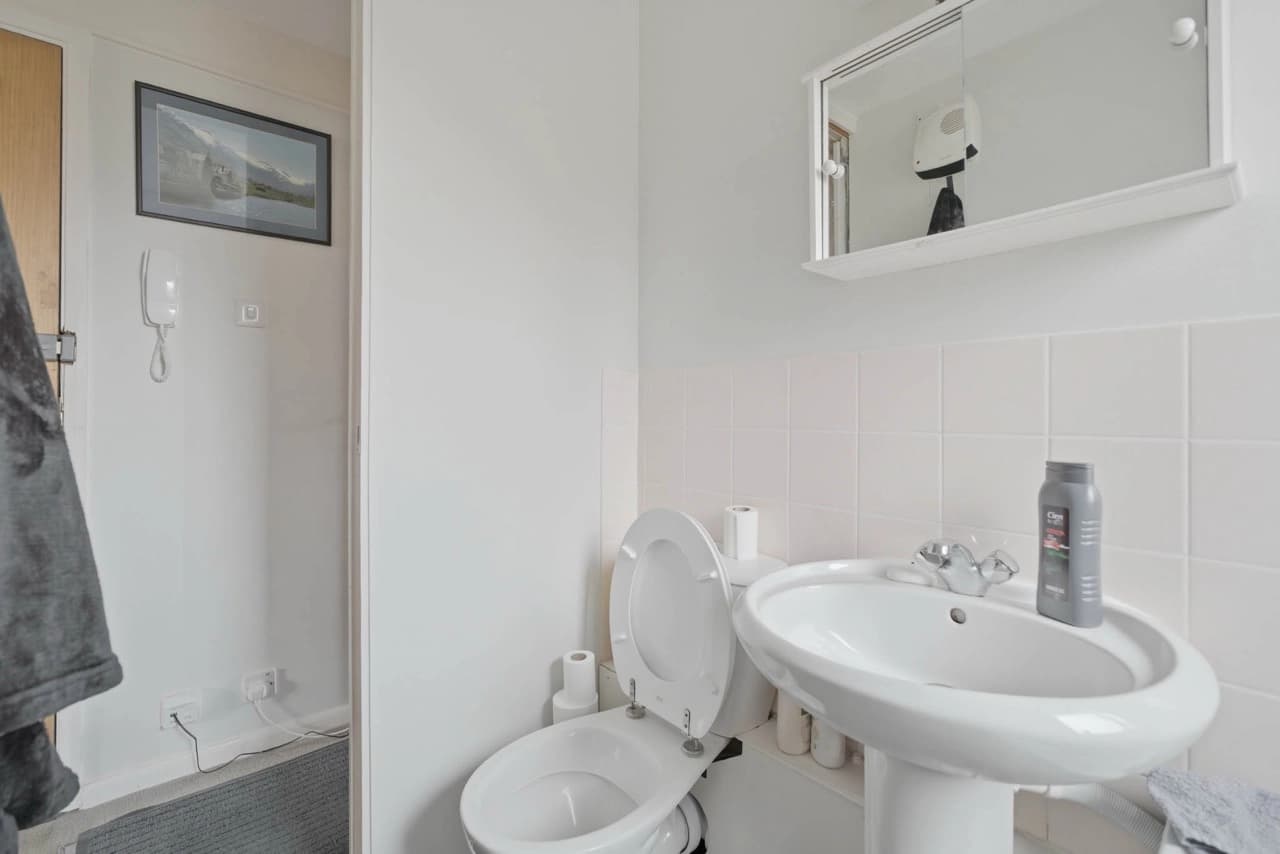 property photo 9 of 17
