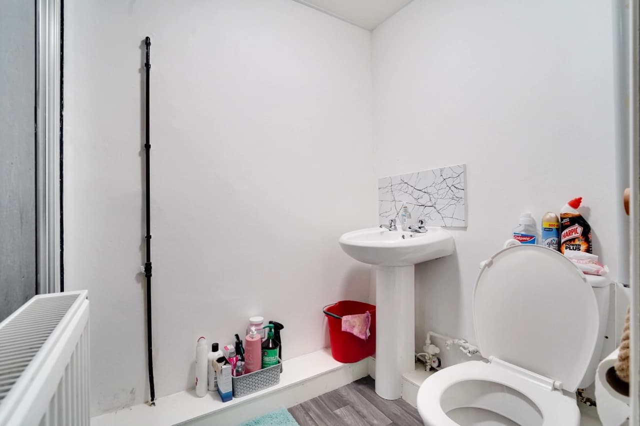 property photo 8 of 18