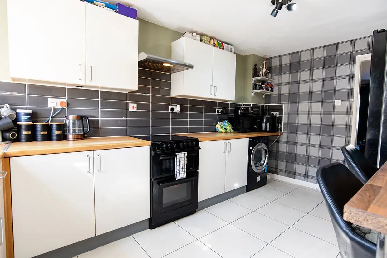 property photo 6 of 13