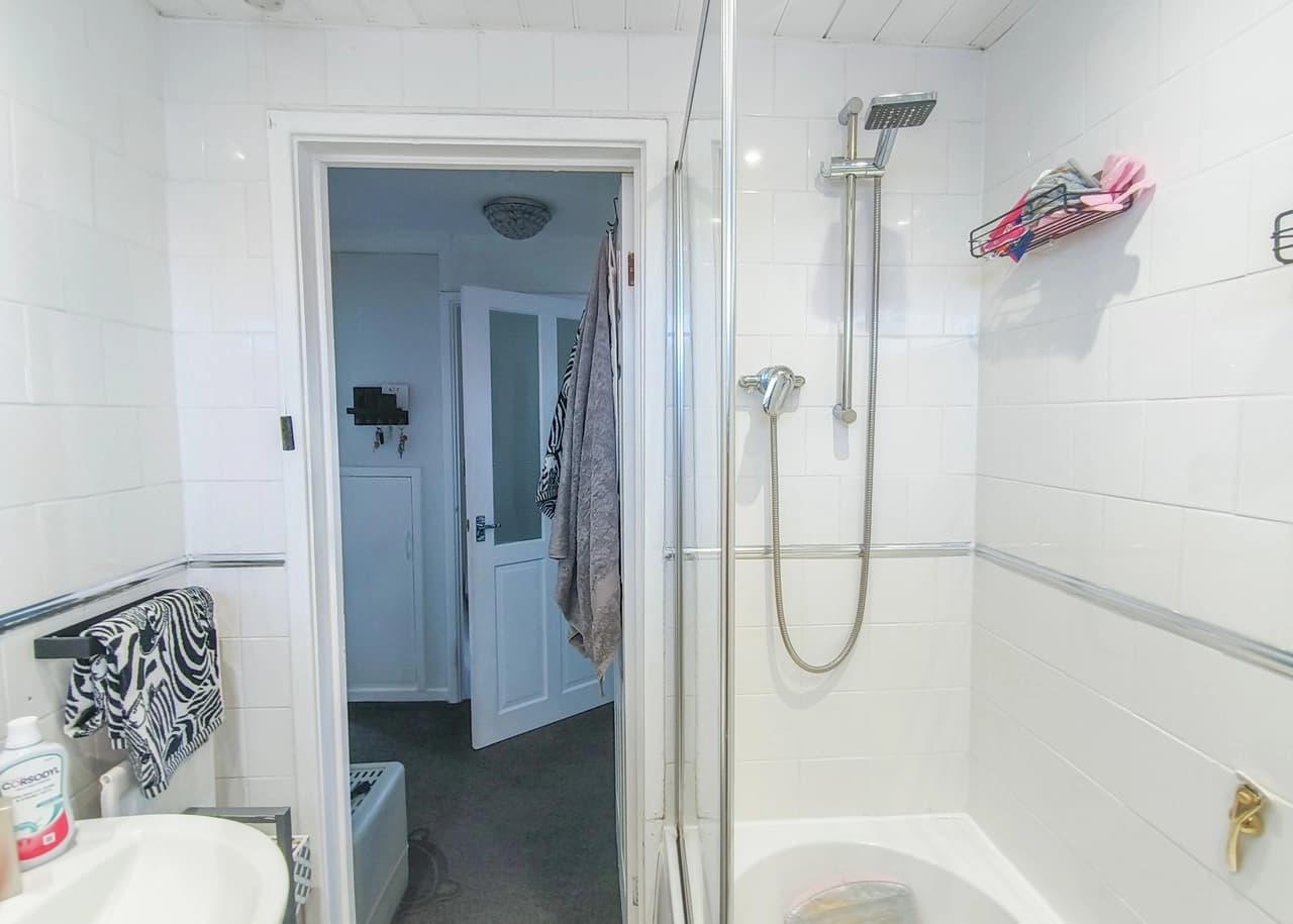 property photo 8 of 16