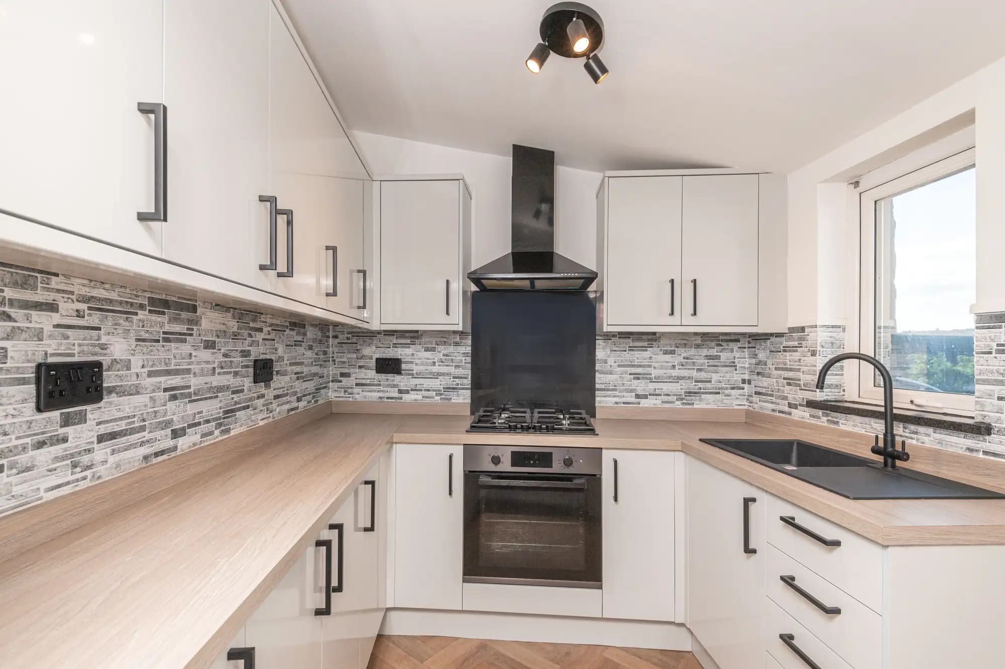 property photo 6 of 28