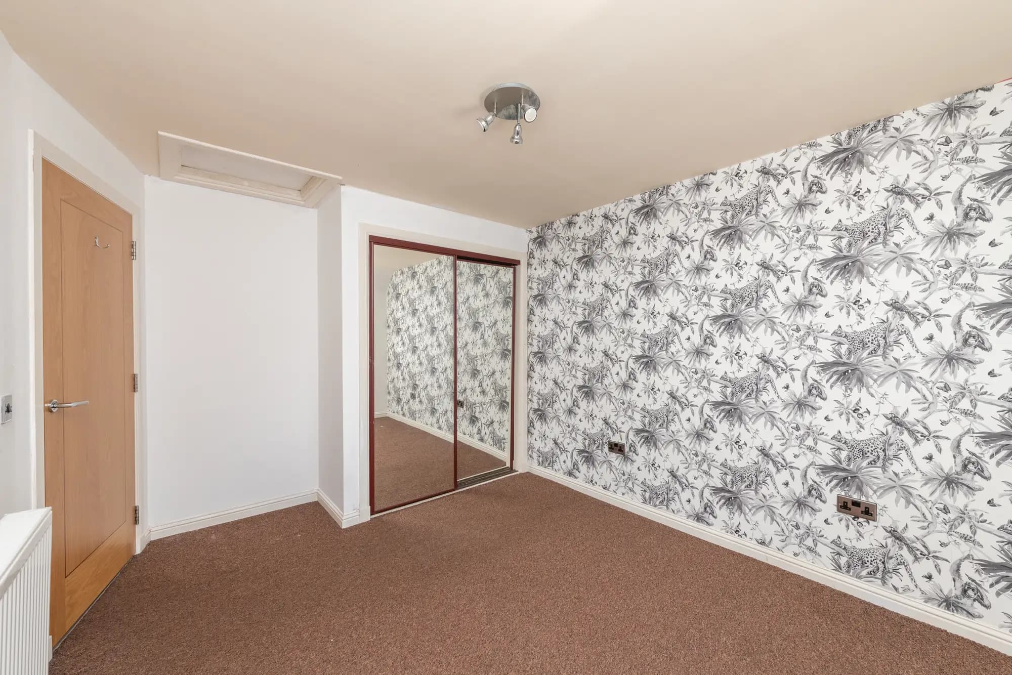 property photo 11 of 16