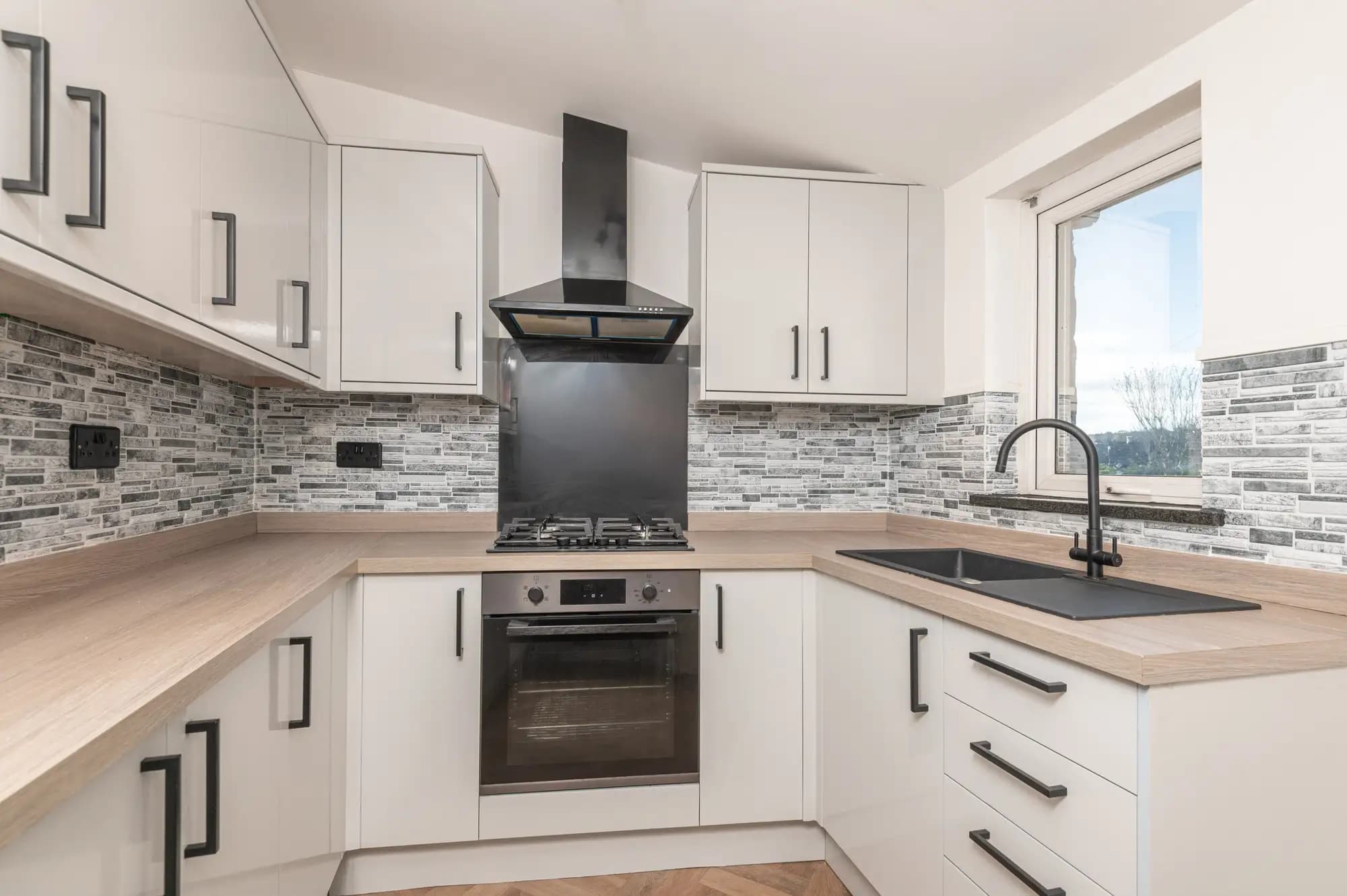 property photo 5 of 28