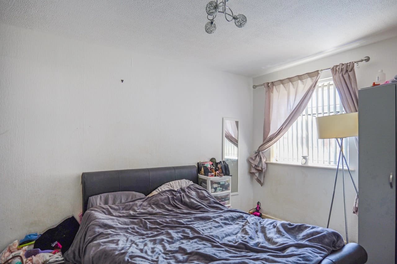 property photo 8 of 18