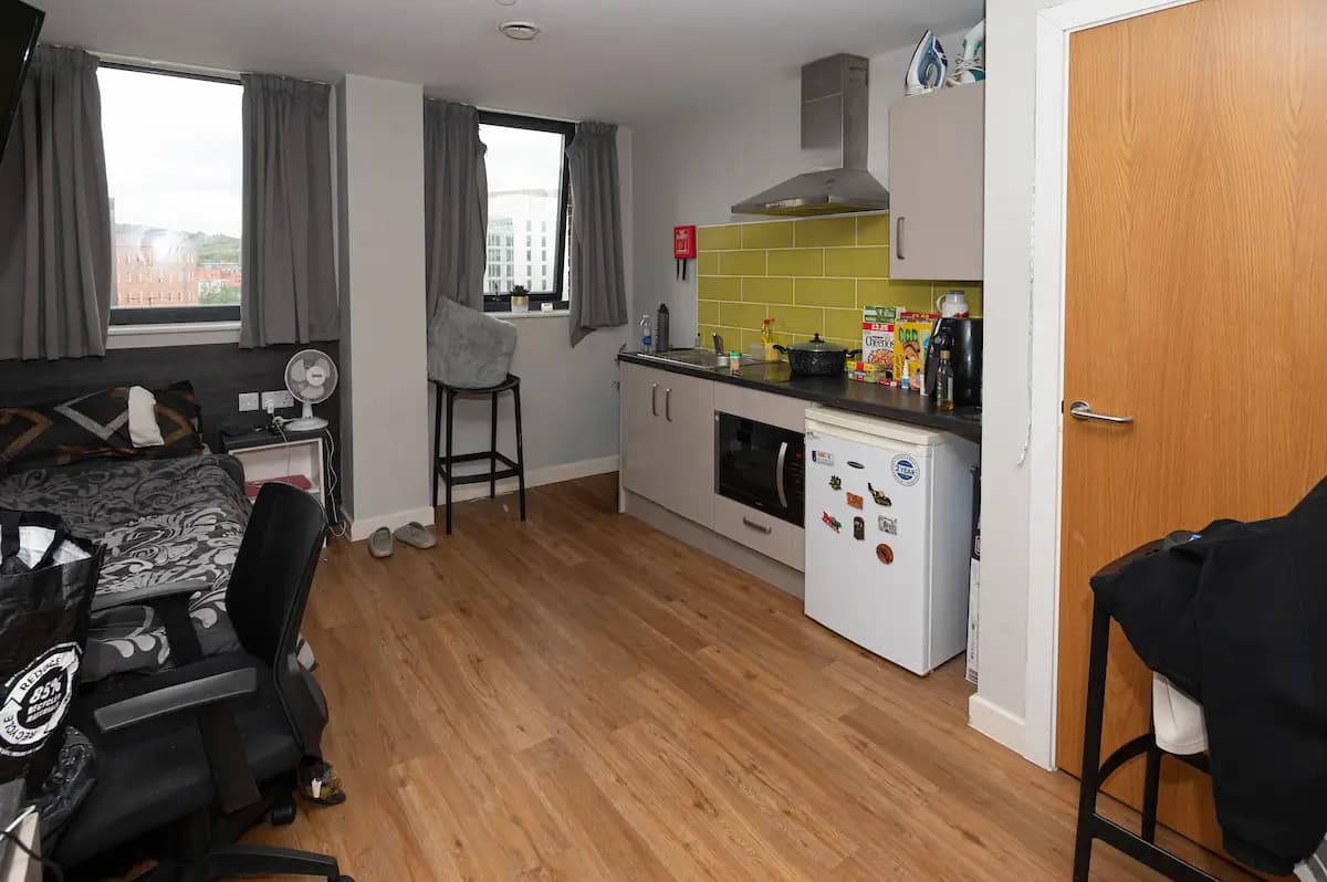 property photo 4 of 10