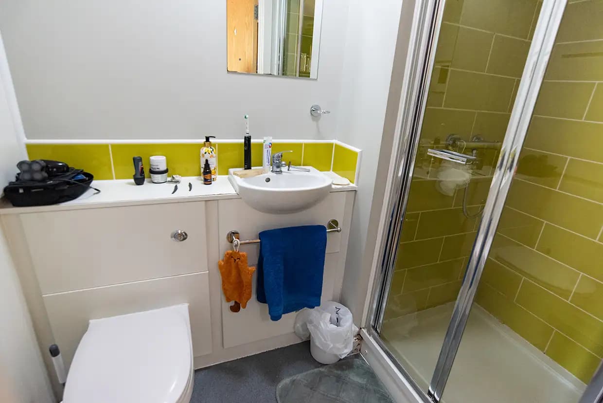 property photo 5 of 12