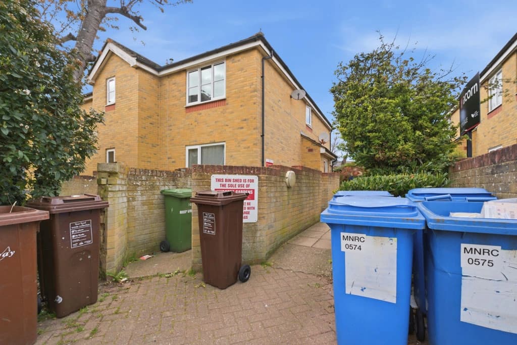 property photo 10 of 11