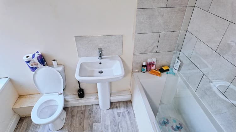 property photo 5 of 18