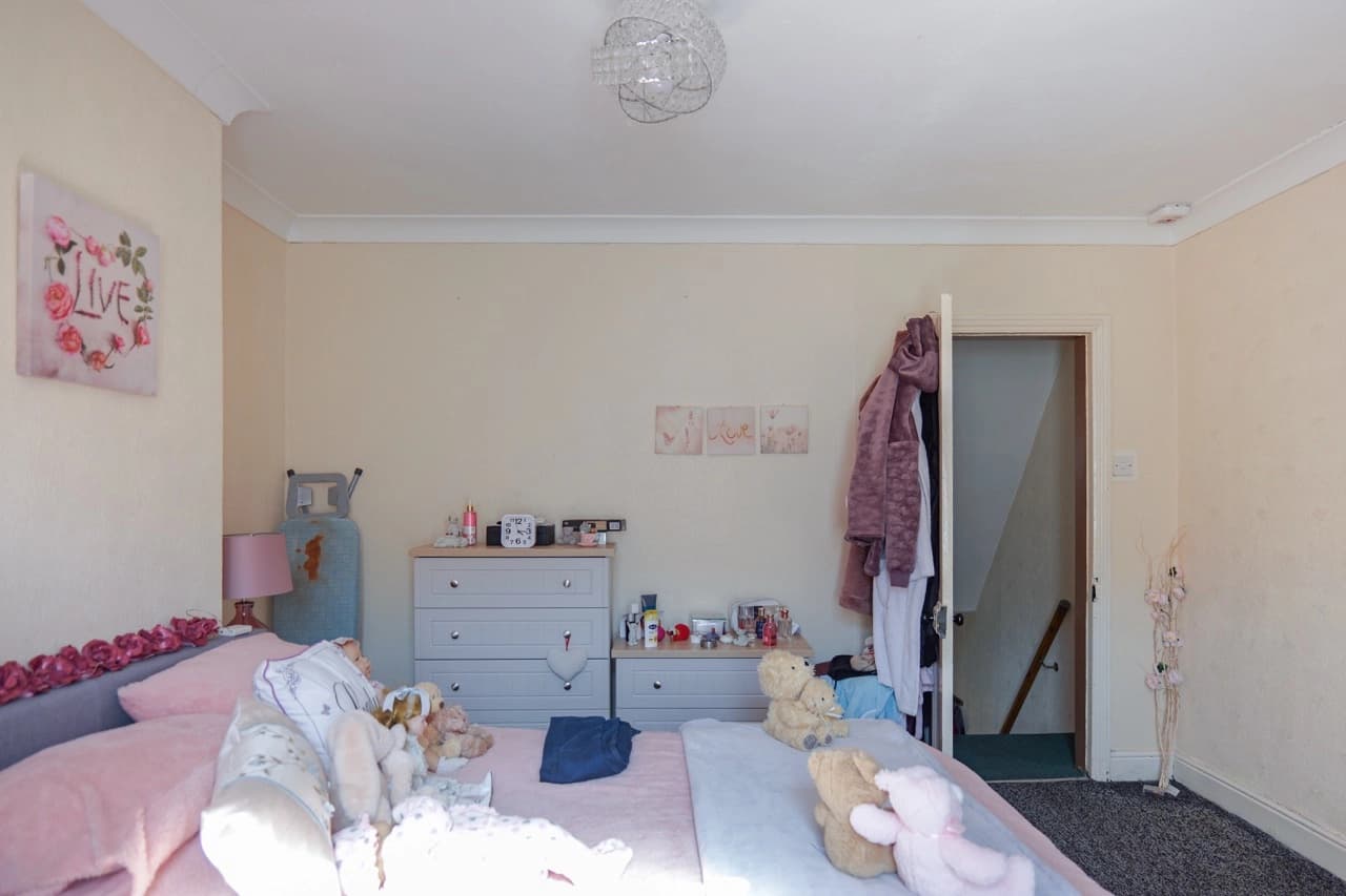property photo 8 of 16