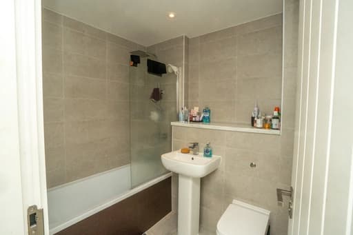 property photo 11 of 25