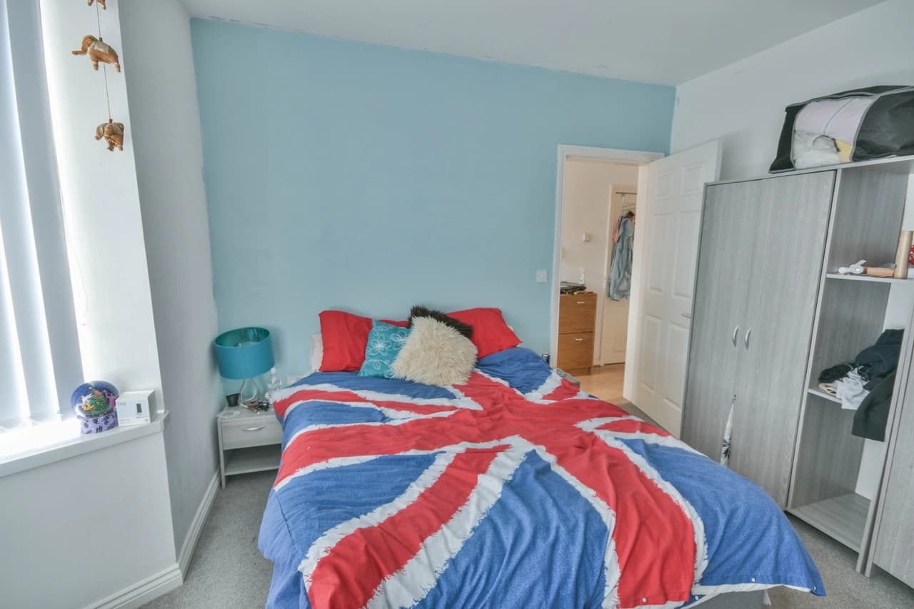 property photo 10 of 18