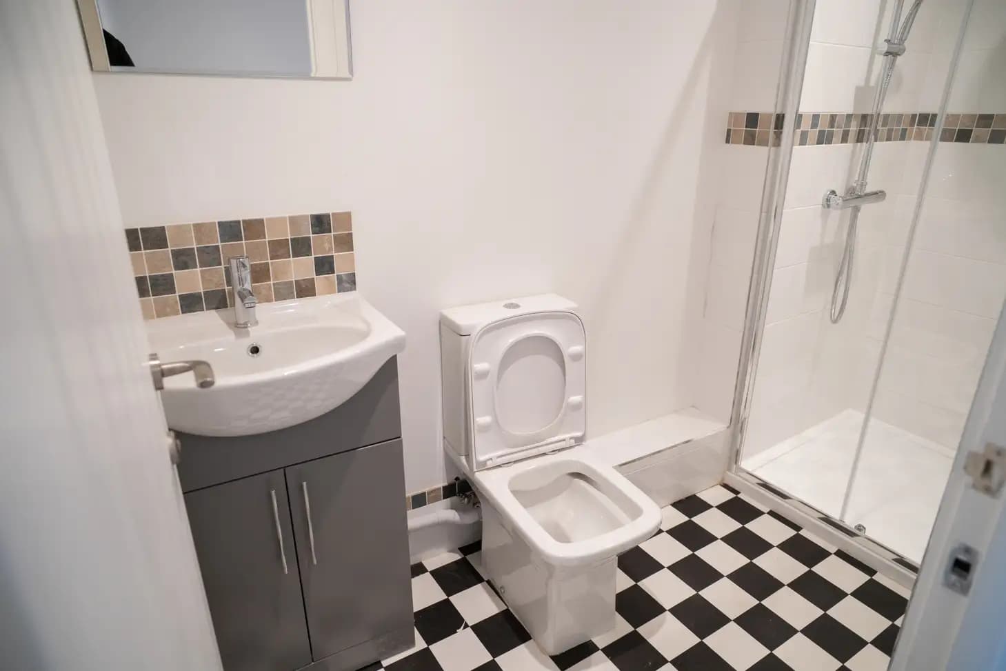 property photo 6 of 18