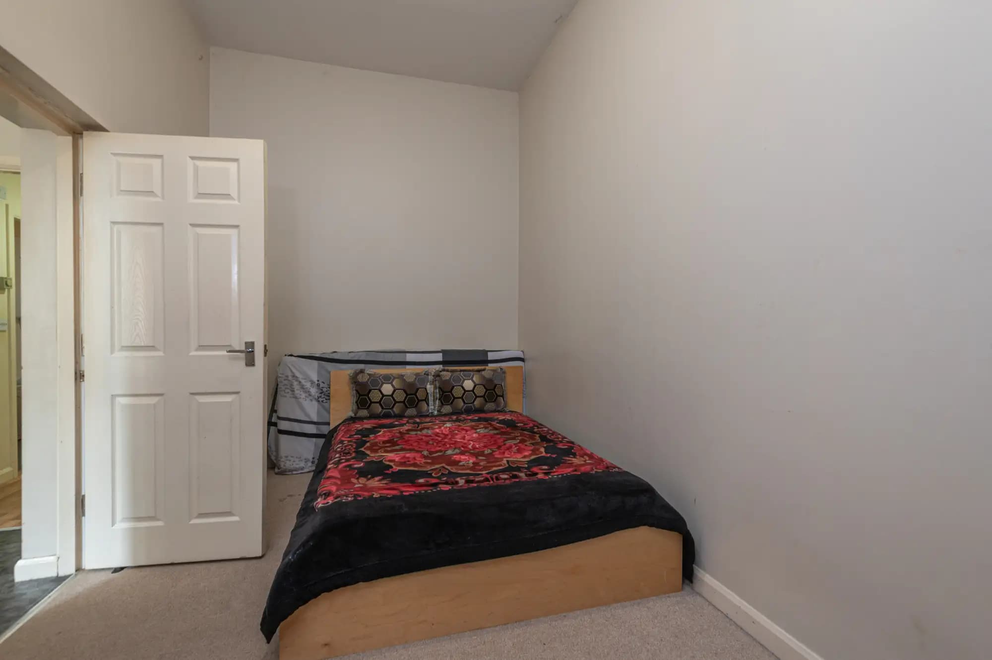 property photo 5 of 10