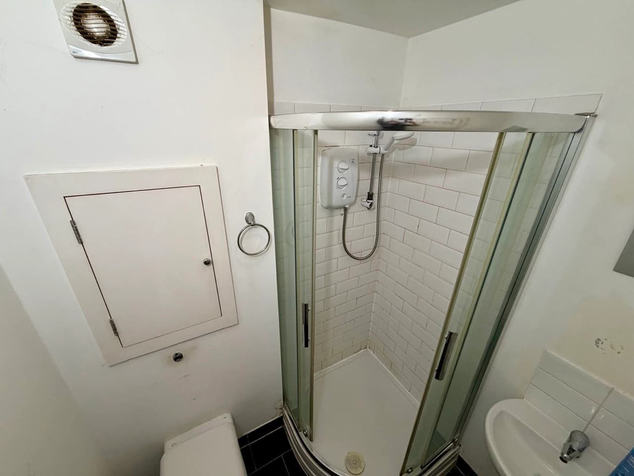 property photo 8 of 18