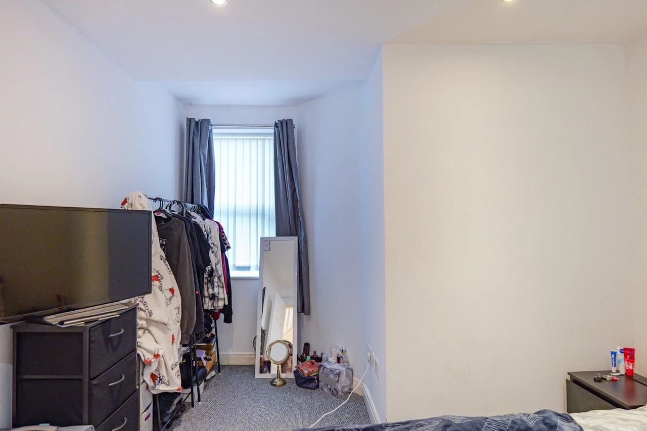 property photo 9 of 16