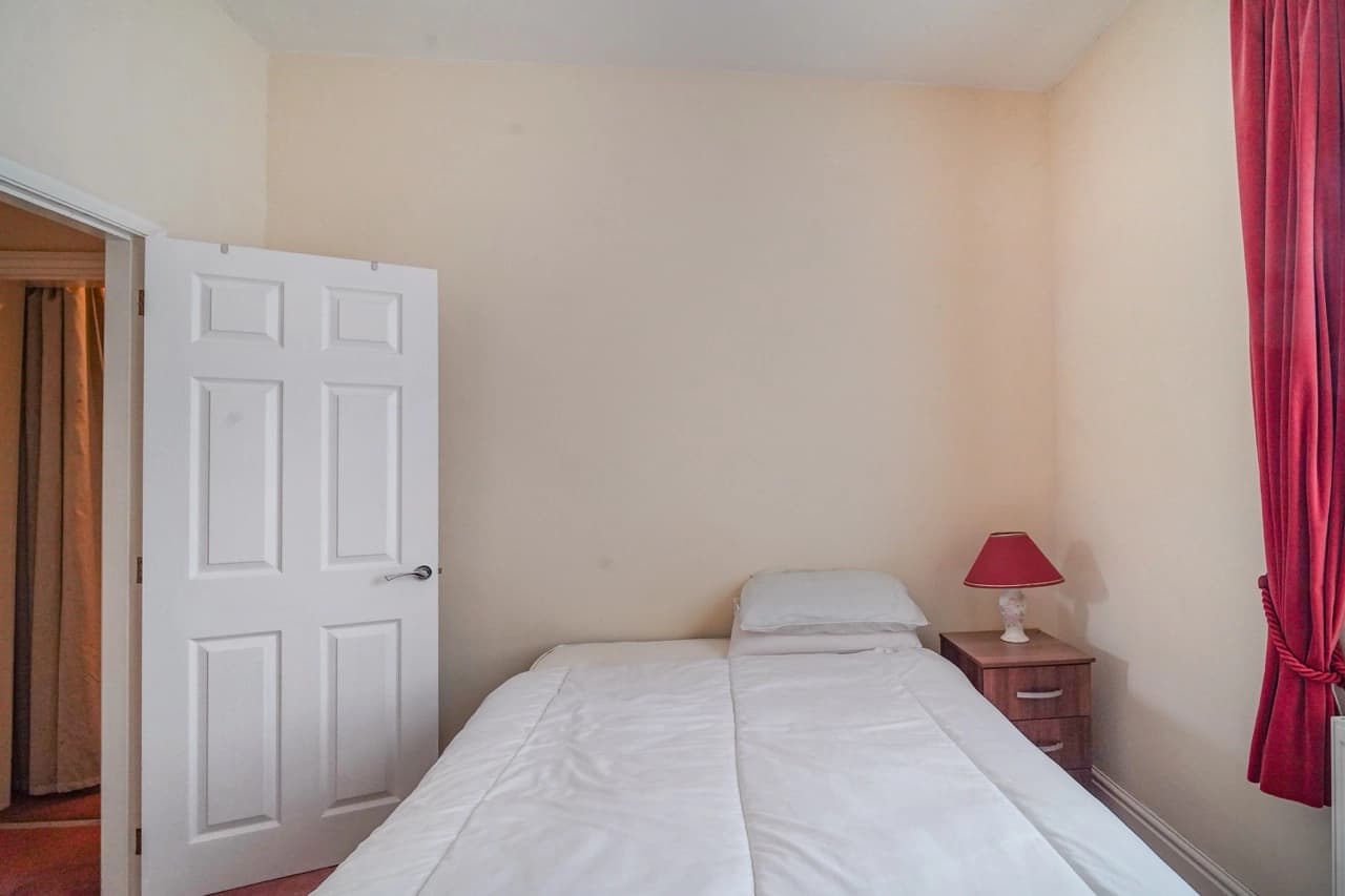 property photo 8 of 20