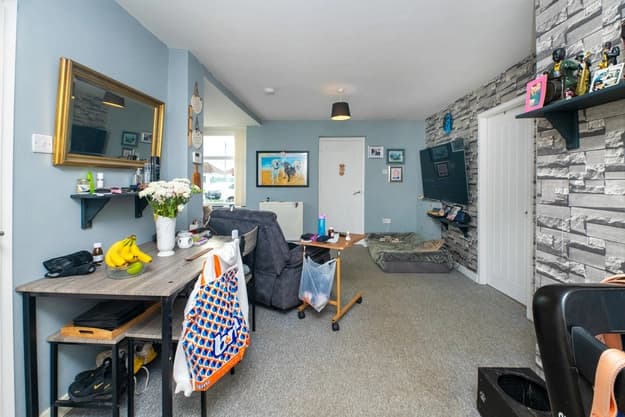 property photo 4 of 16