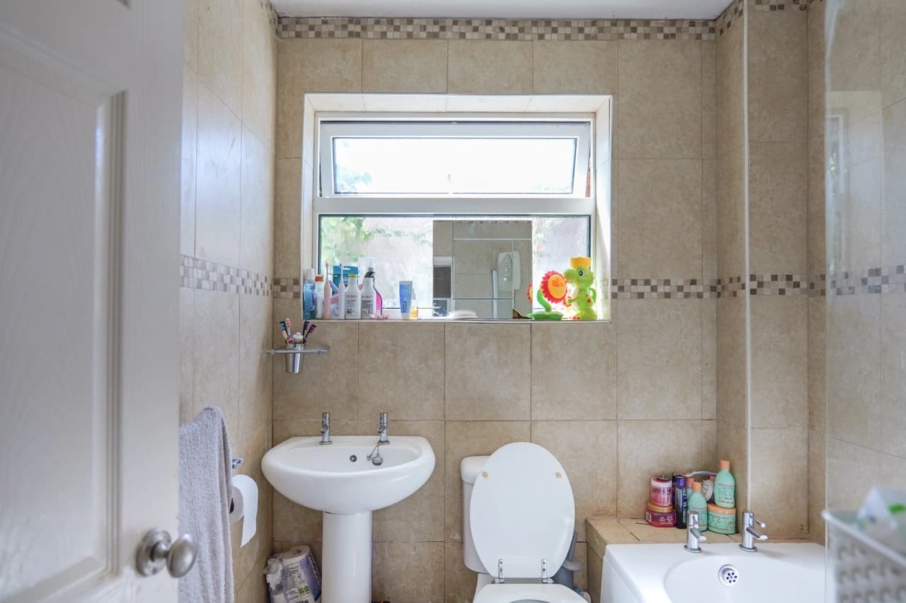 property photo 5 of 18