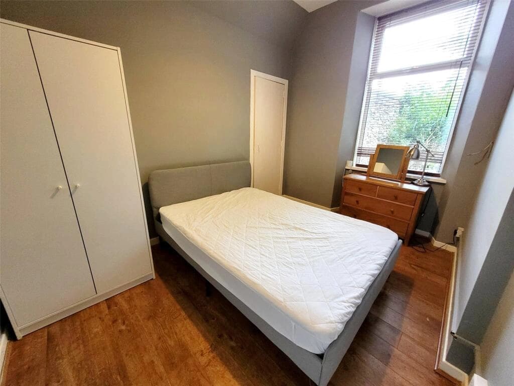 property photo 8 of 21