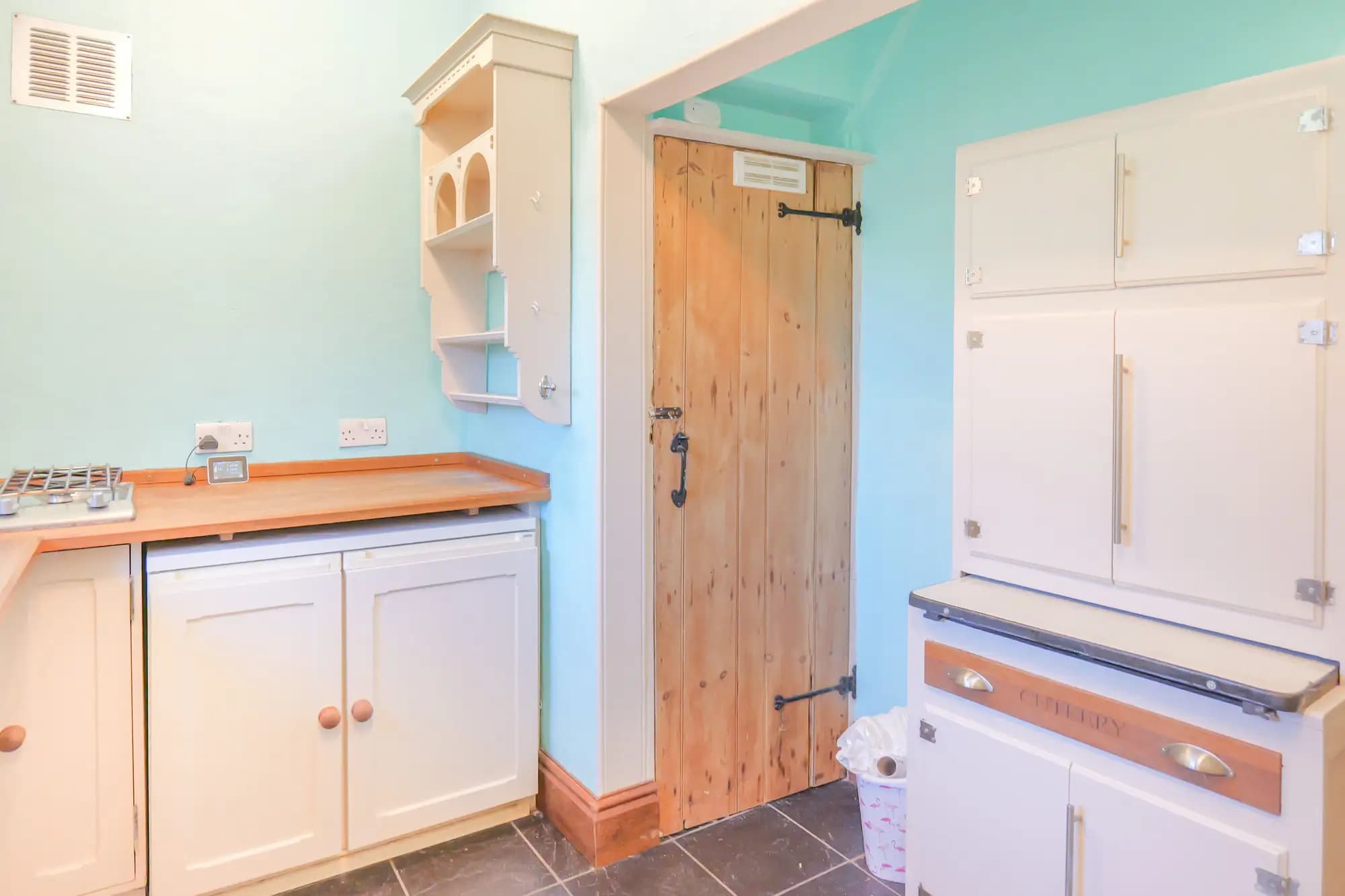 property photo 5 of 16