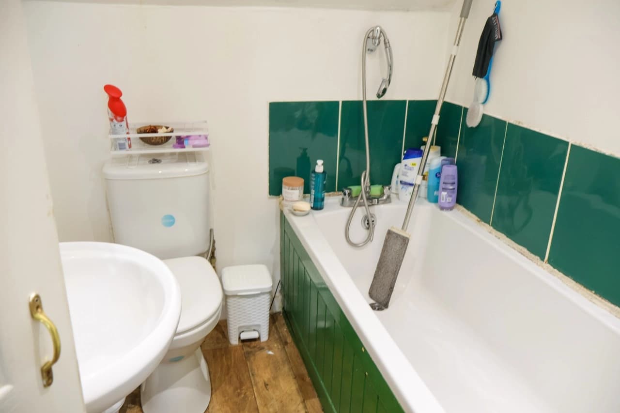 property photo 8 of 15