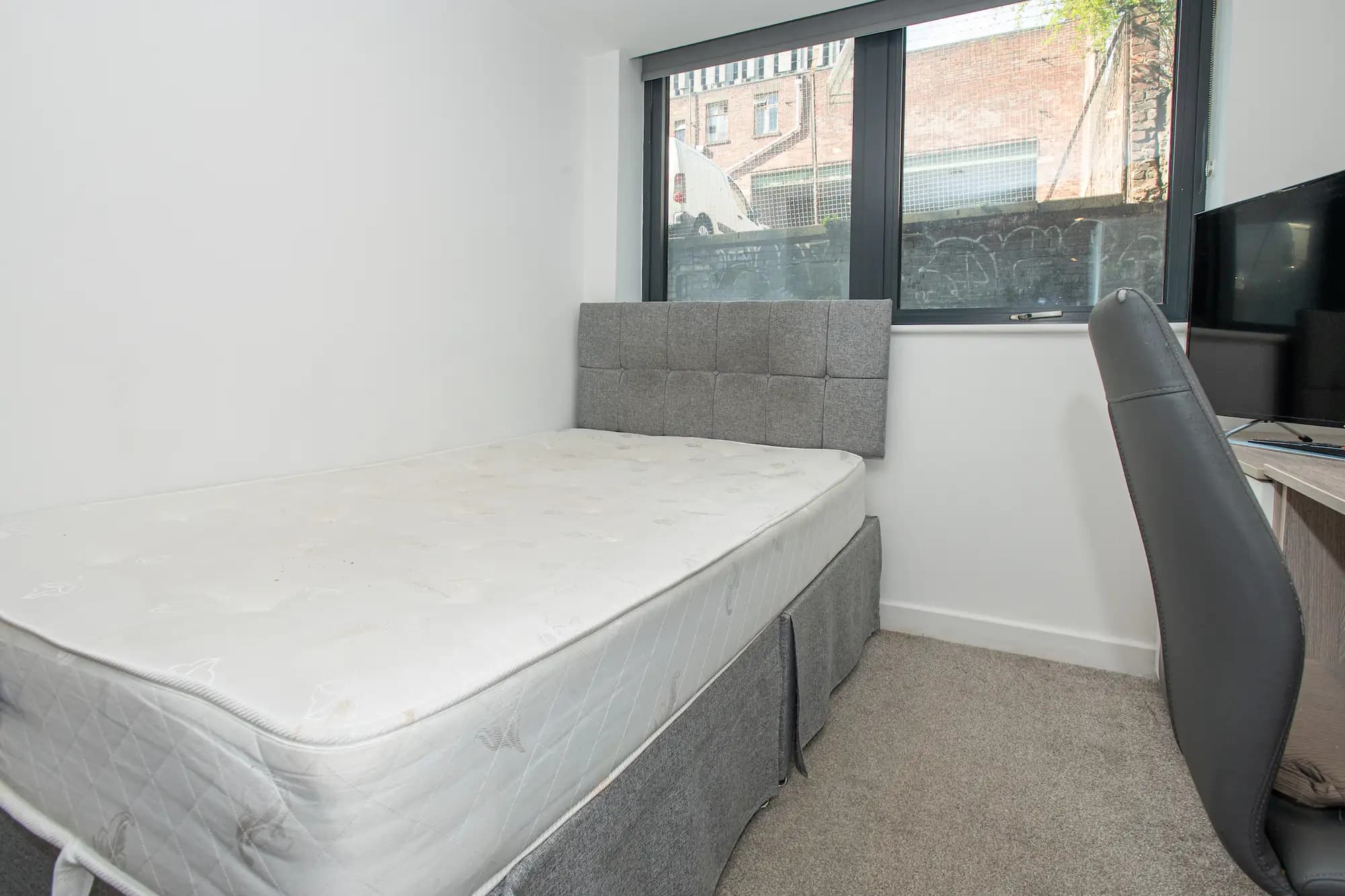 property photo 8 of 15