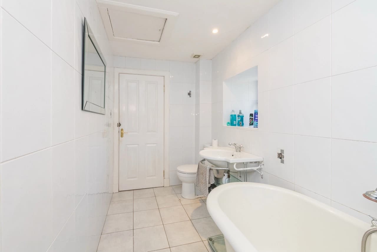 property photo 8 of 16