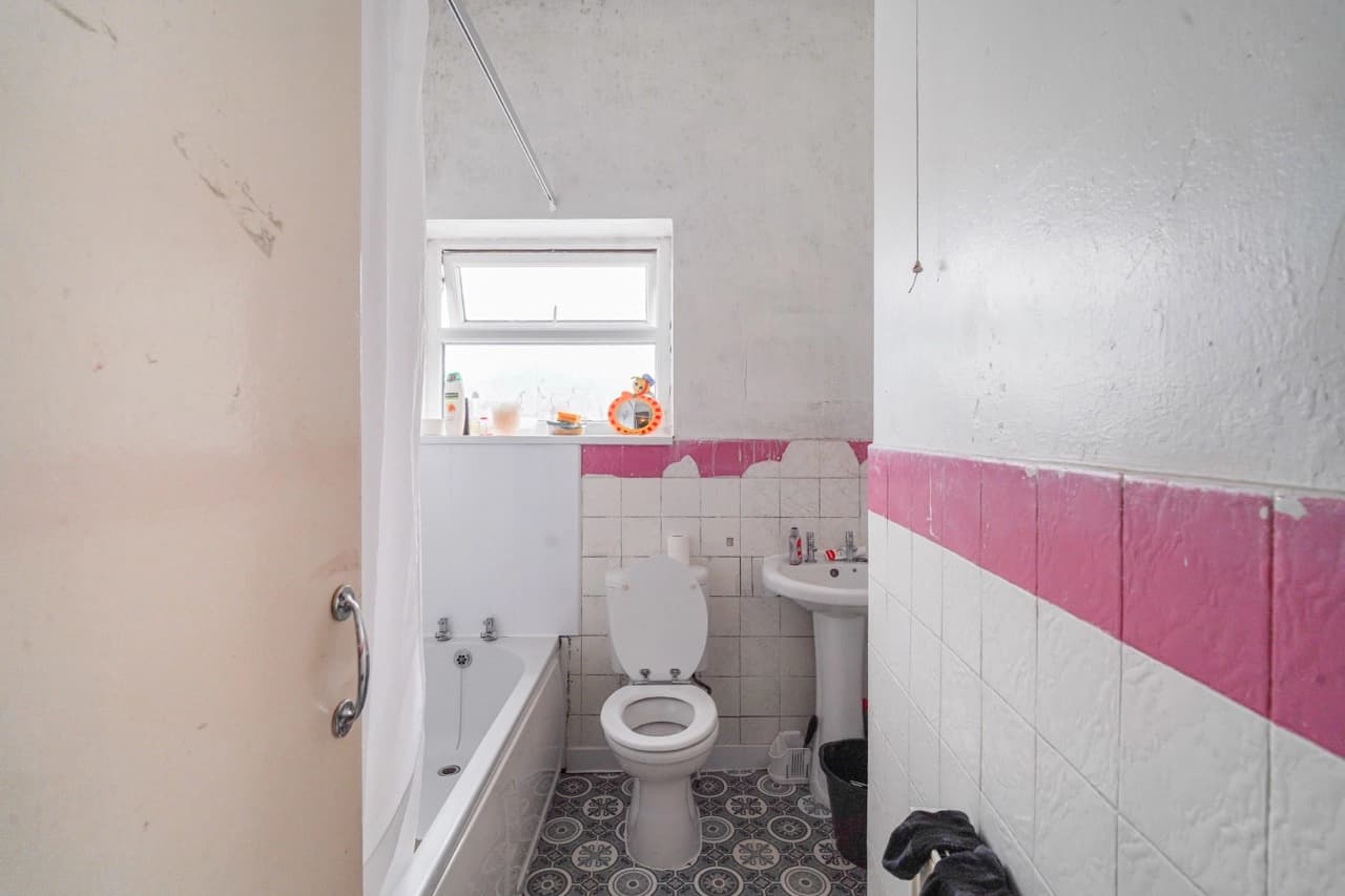 property photo 8 of 20