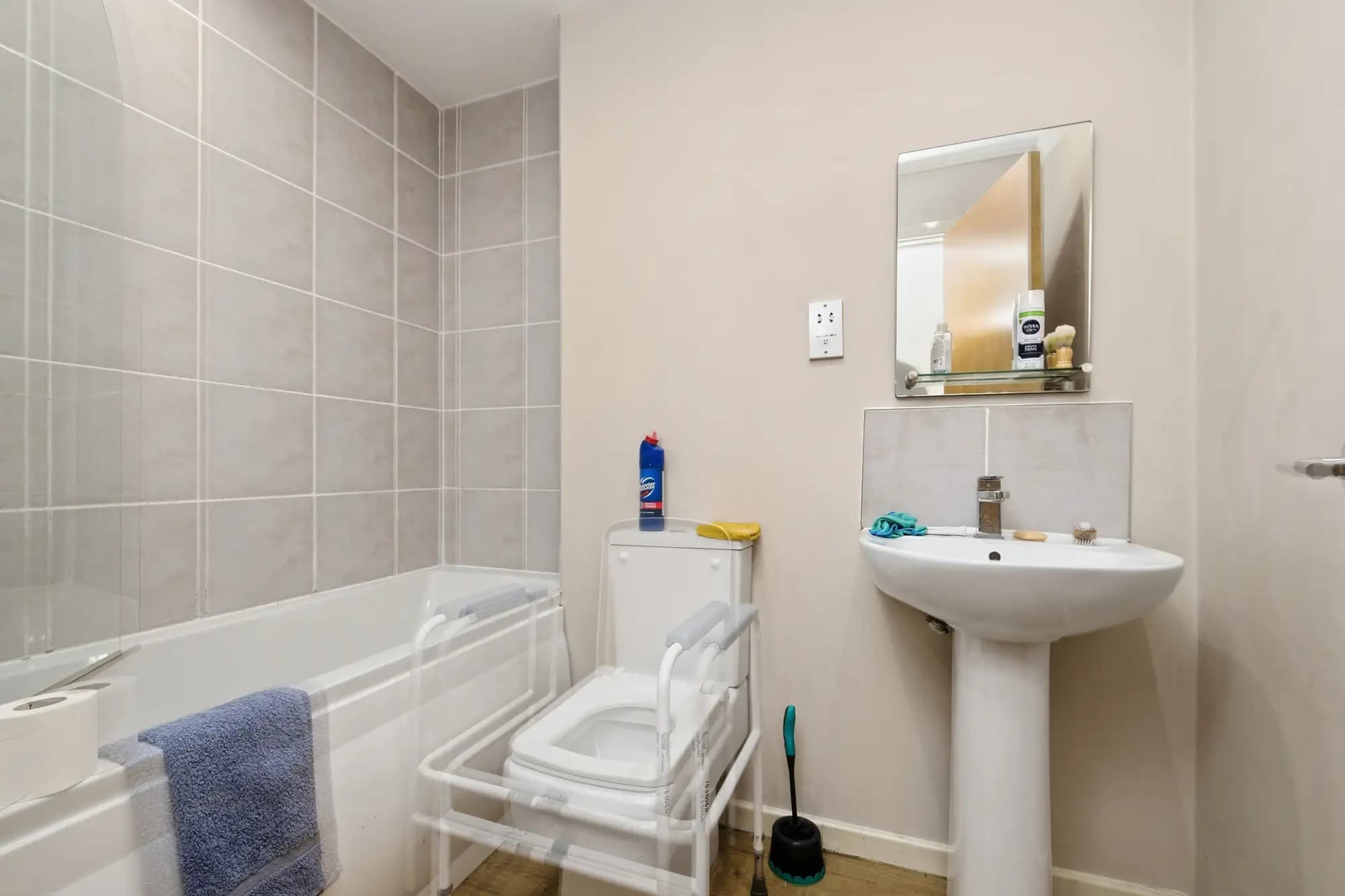 property photo 5 of 9