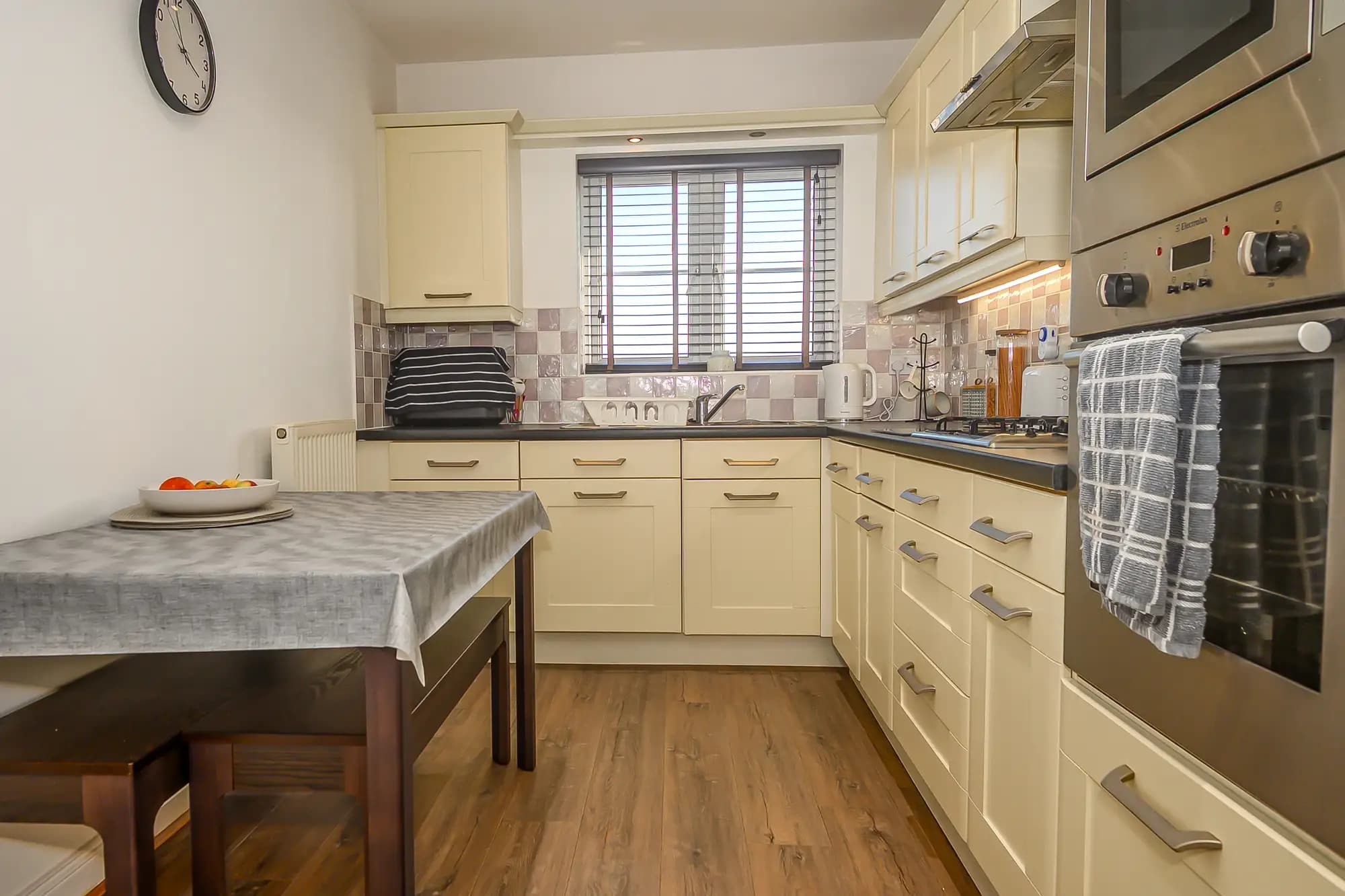 property photo 4 of 18