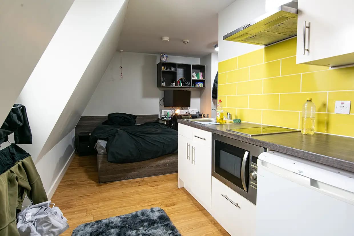 property photo 5 of 16