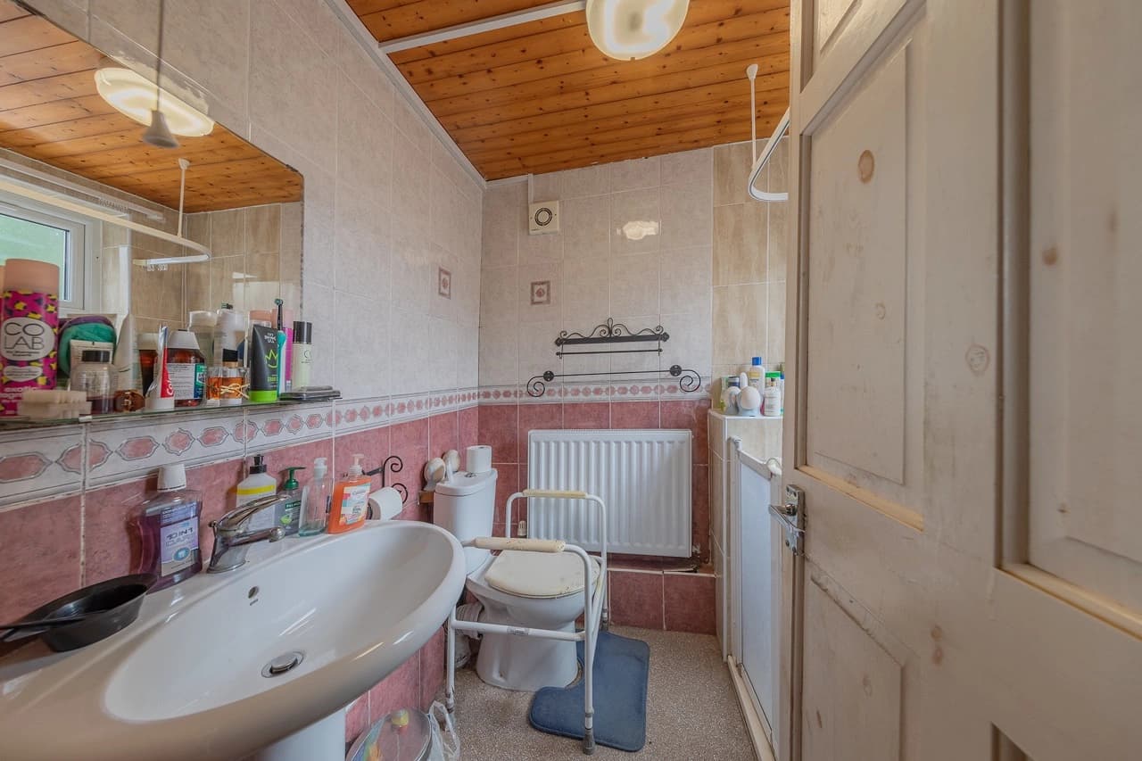 property photo 8 of 19