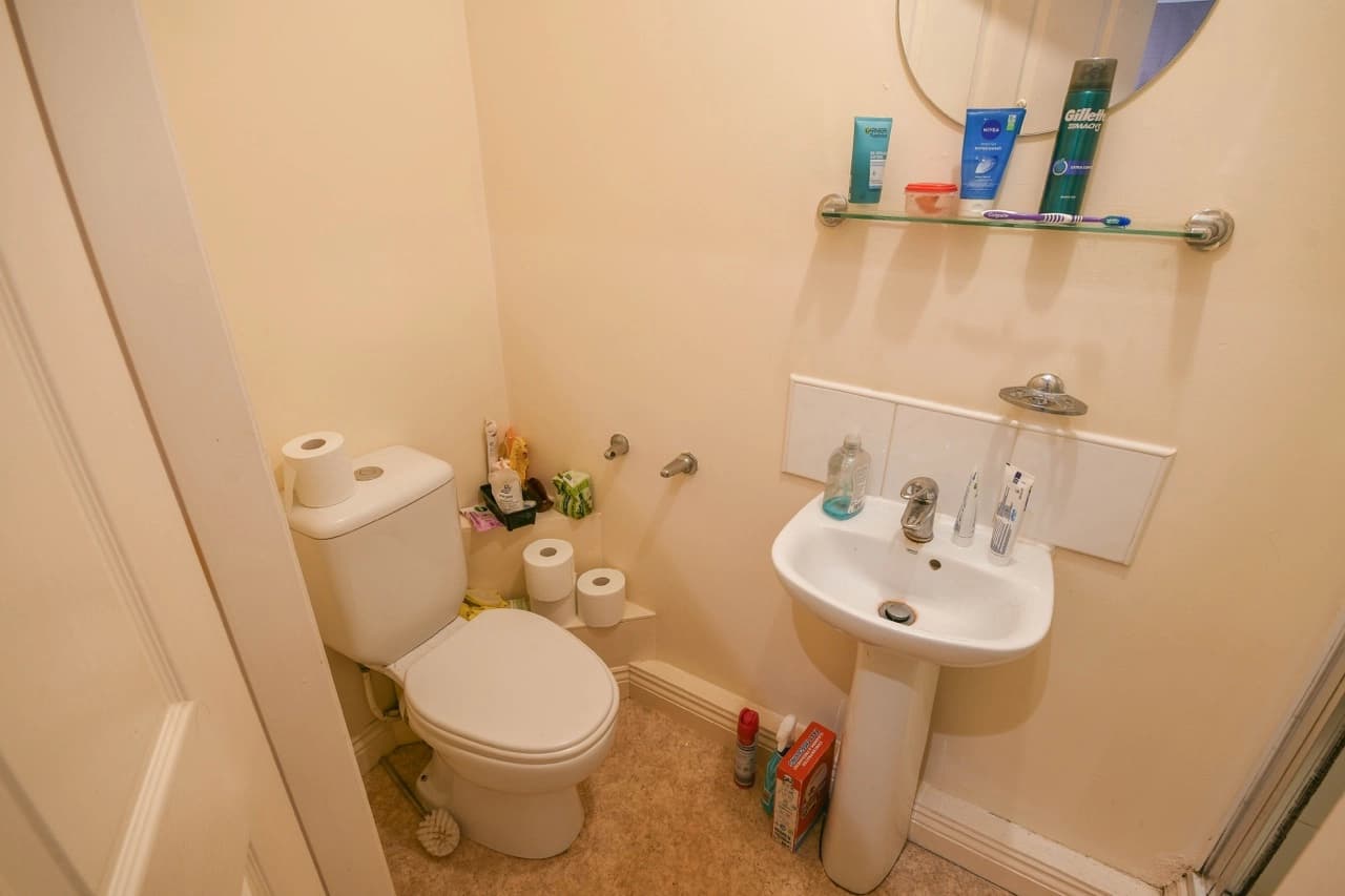 property photo 8 of 20