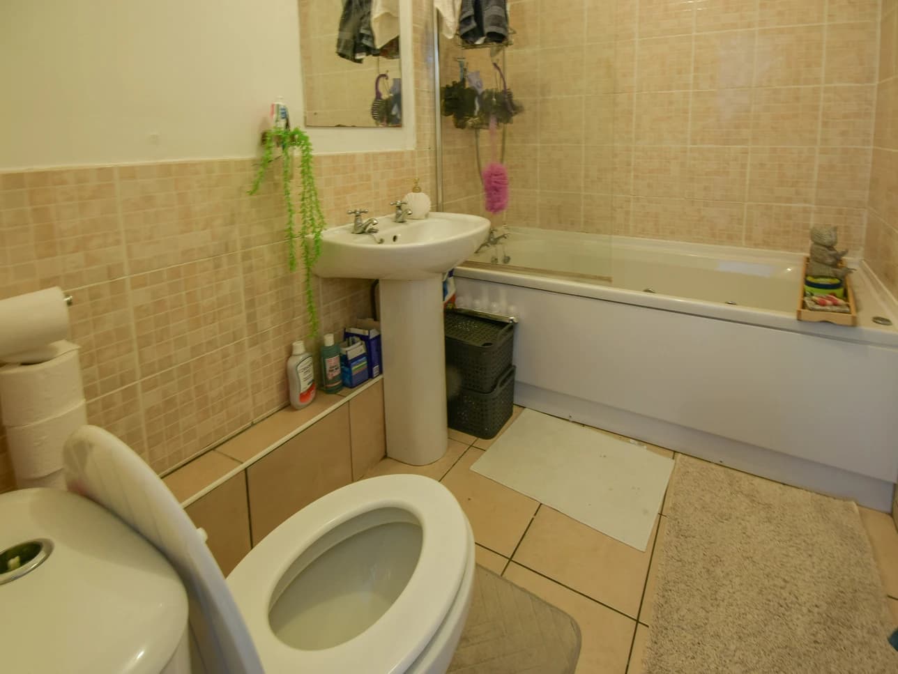 property photo 7 of 17