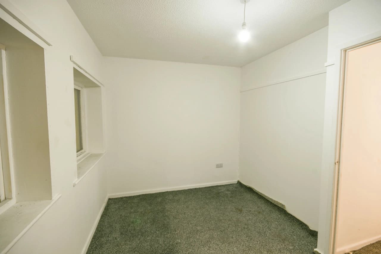 property photo 11 of 18