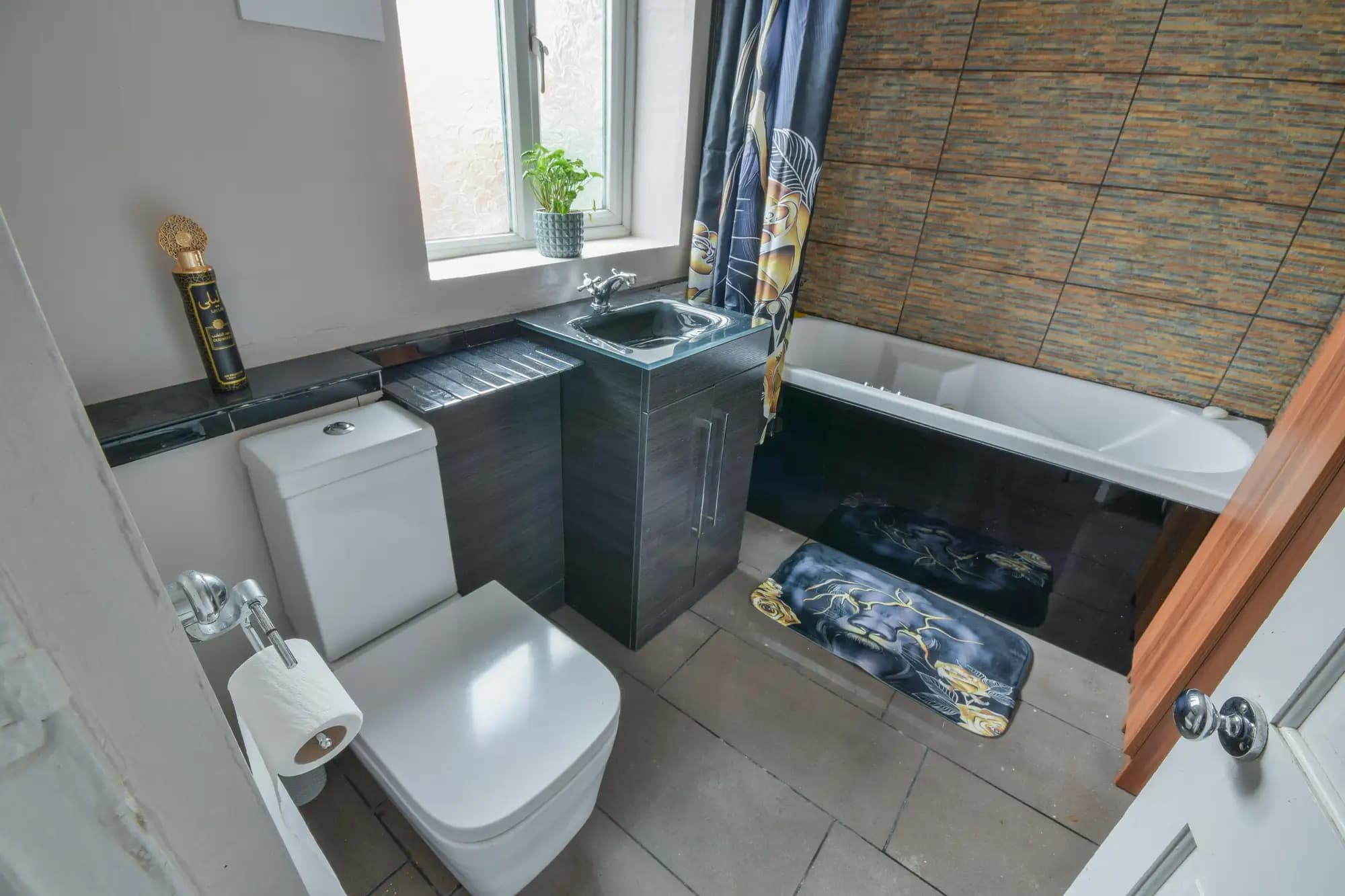 property photo 8 of 19