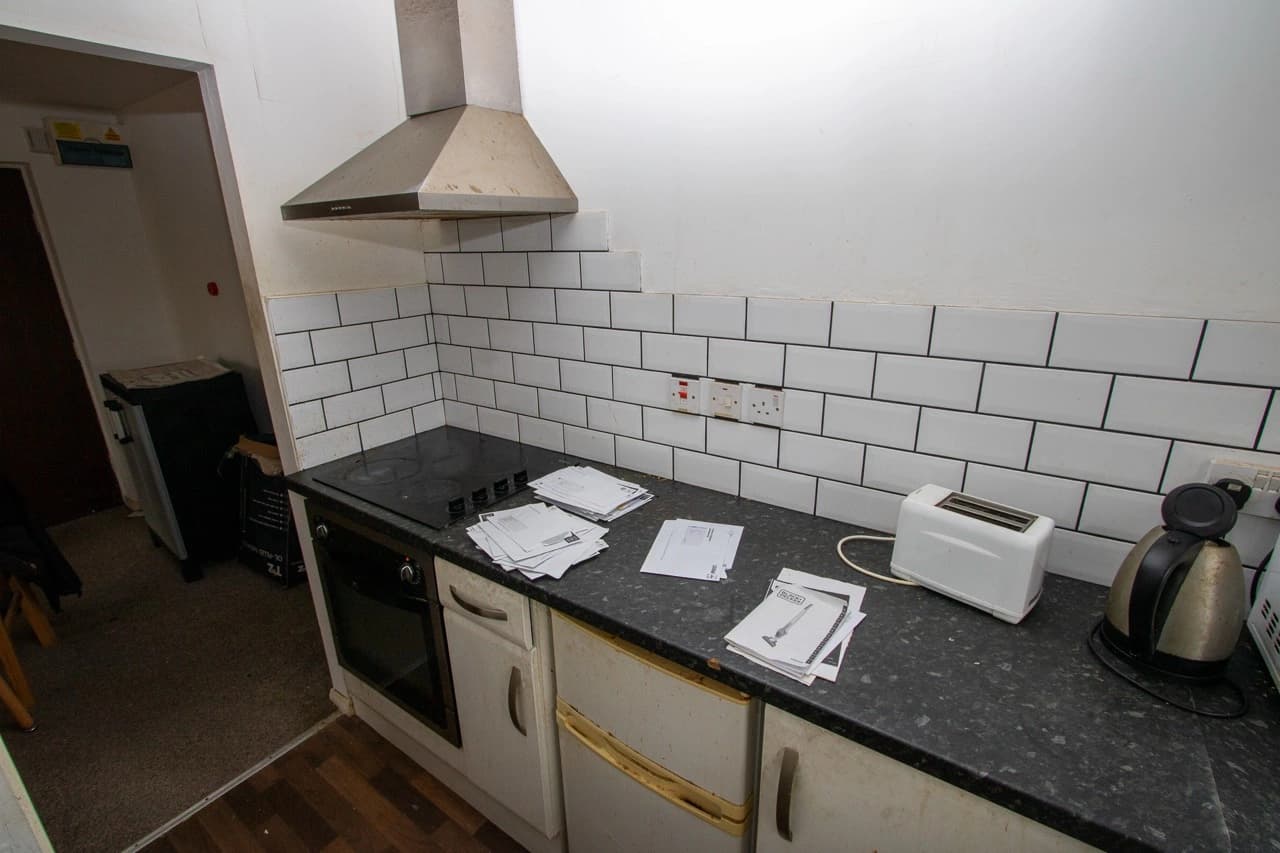 property photo 5 of 10