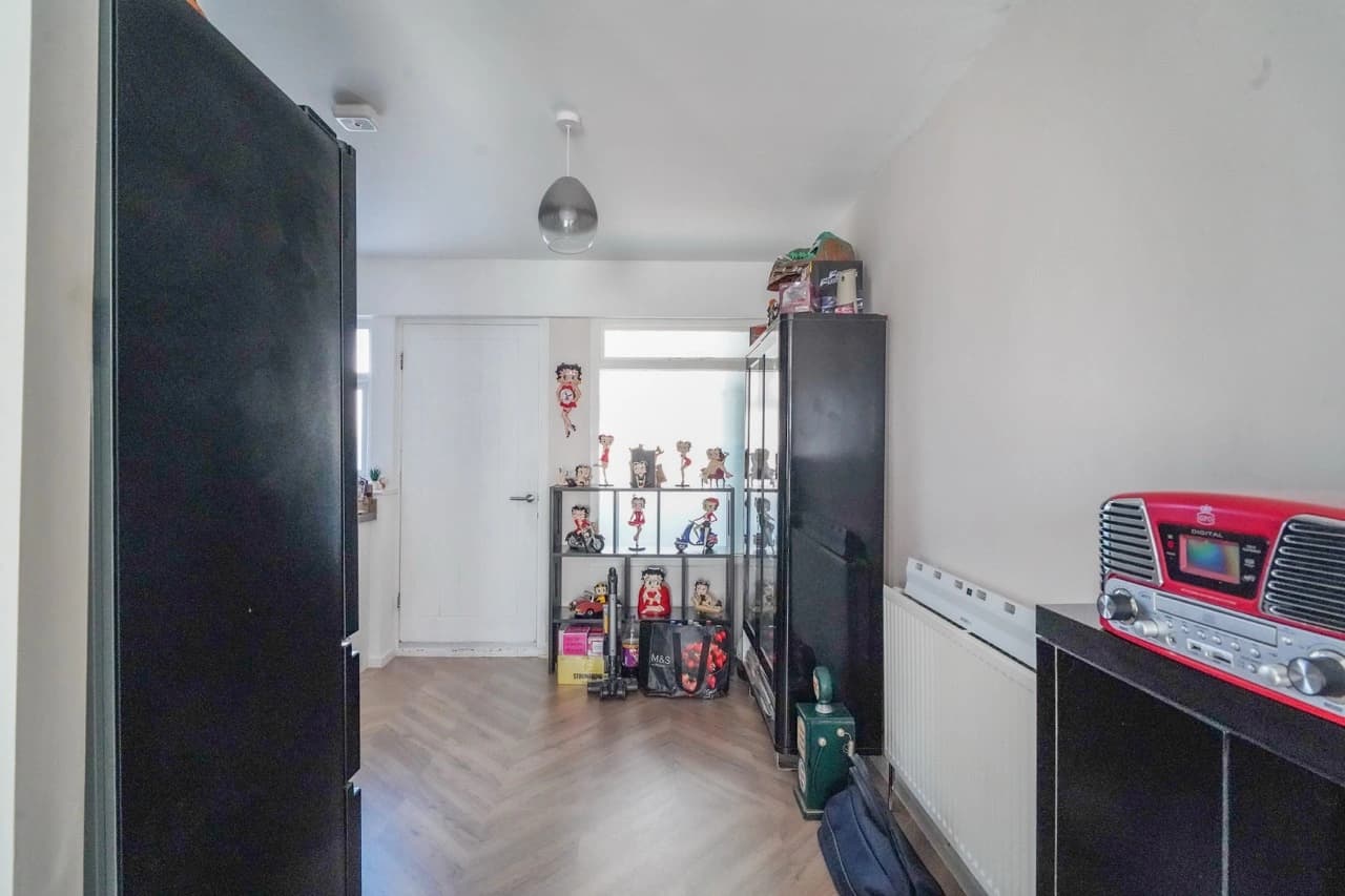property photo 6 of 18
