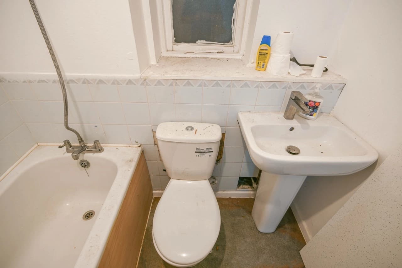 property photo 8 of 18