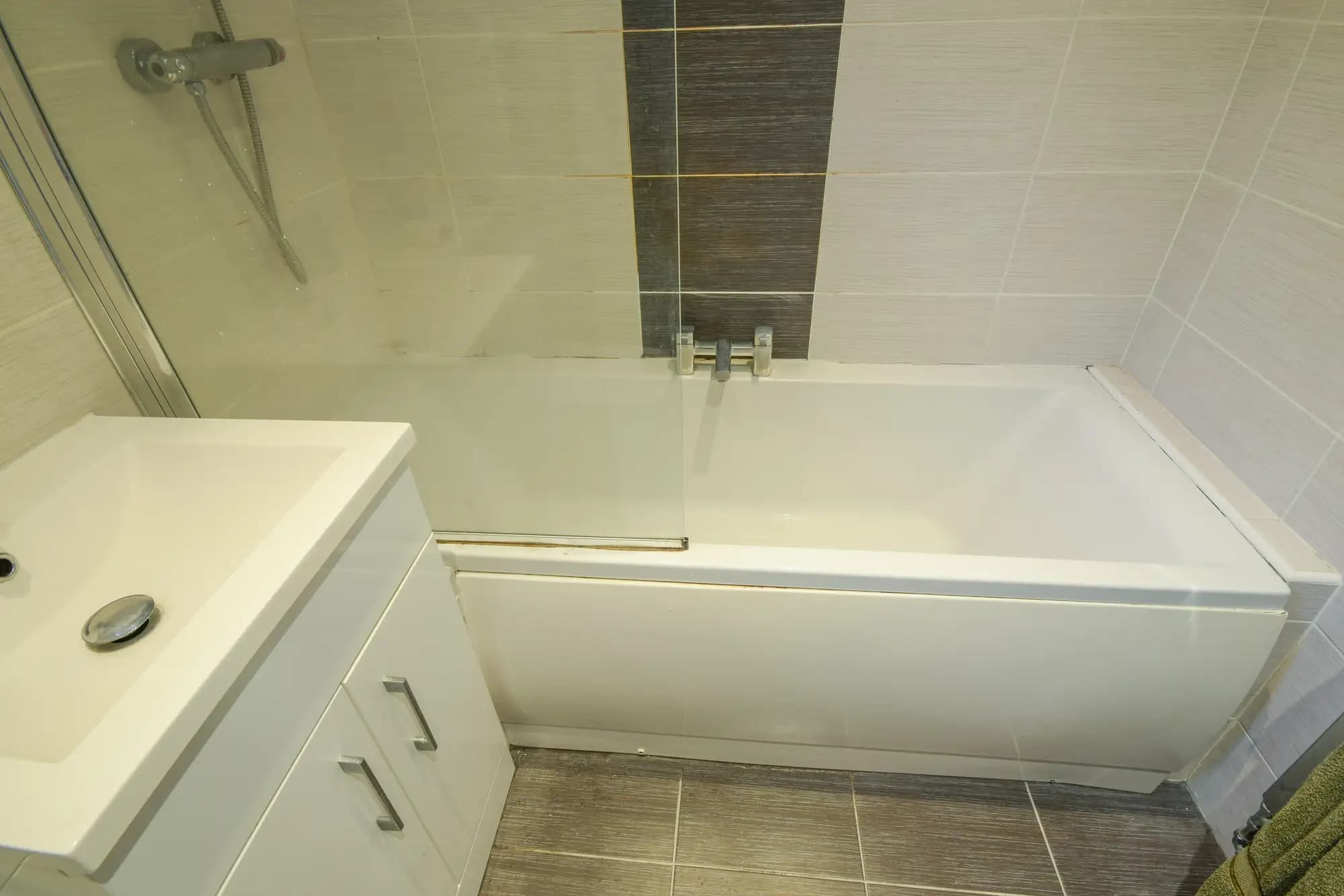 property photo 8 of 17