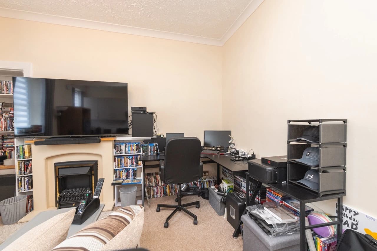 property photo 4 of 18