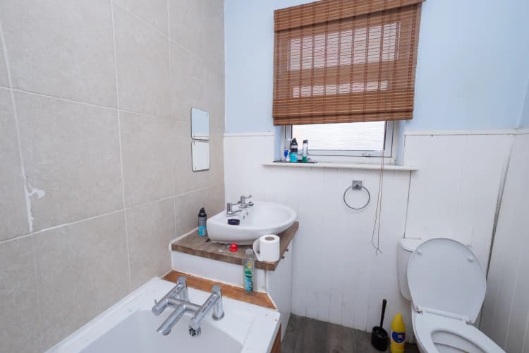 property photo 8 of 9