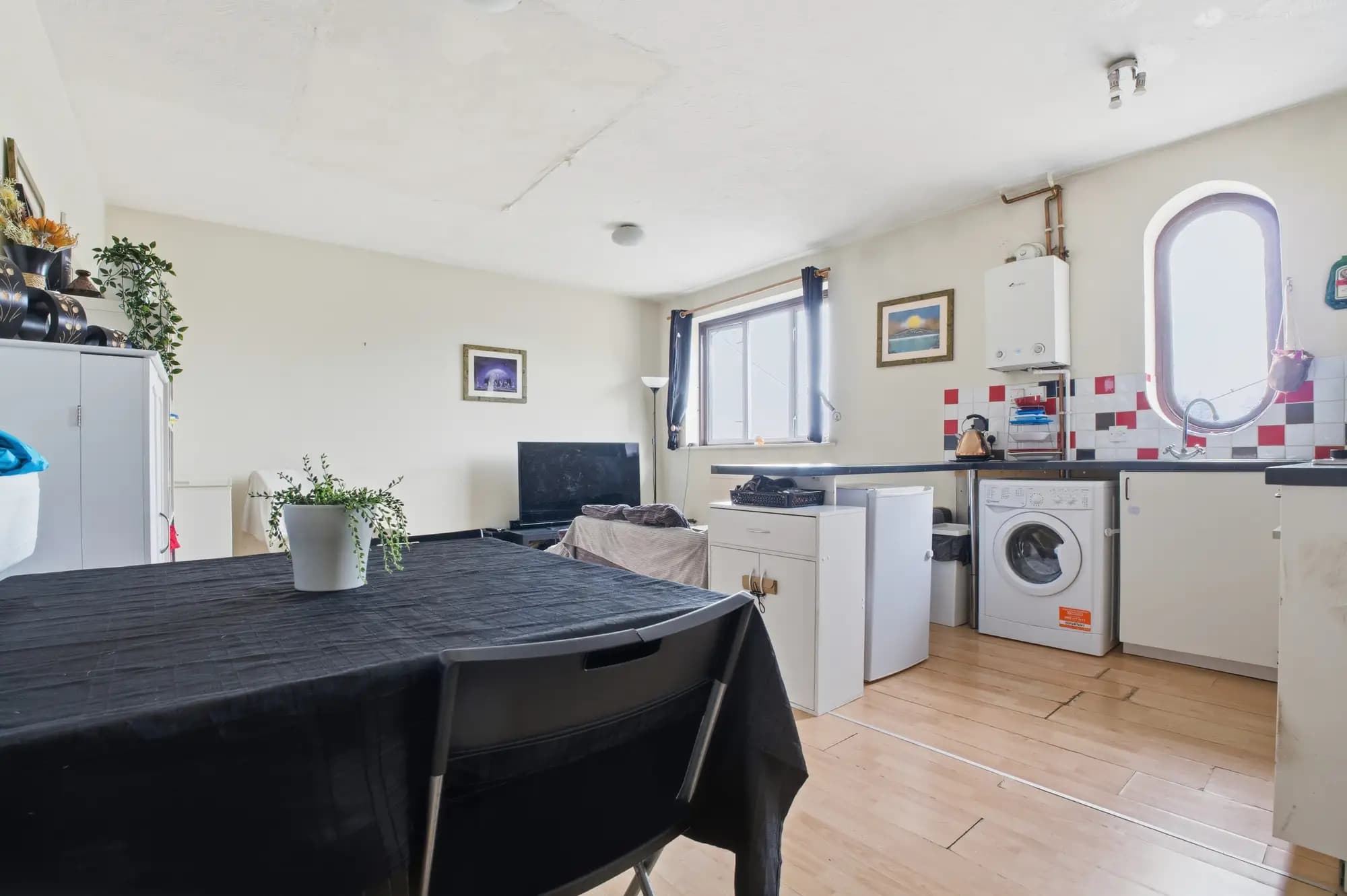 property photo 5 of 16