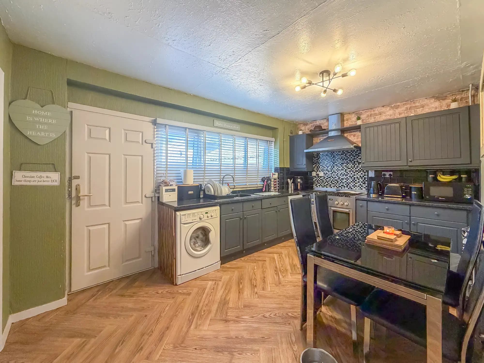 property photo 5 of 16