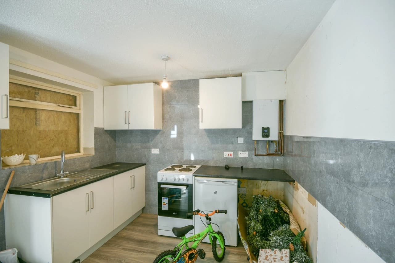 property photo 6 of 18